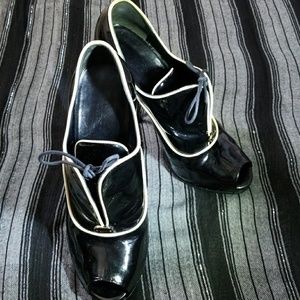 Gucci patent leather tie-up